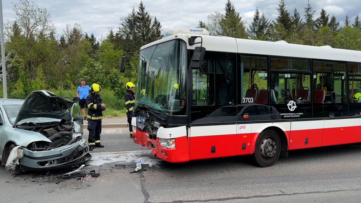 V Praze se čelně střetl autobus s autem. Pět zraněných